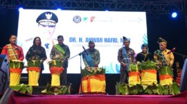 Gubernur Sulawesi Tengah, Anwar Hafid Saat Membuka Festival Bakulupi di Kabupaten Tojo Una-Una.