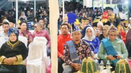 Bupati Ilham Lawidu Bersama Wakil Bupati Surya Lapasiri Saat Menghadiri Pembukaan Festival Bakulupi.