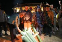 Gubernur Sulawesi Tengah, Anwar Hafid Saat Mengikuti Sejumlah Prosesi Adat Masyarakat Touna di Rumah Adat Pasuli.