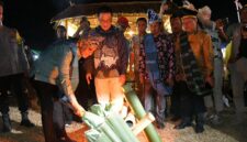 Gubernur Sulawesi Tengah, Anwar Hafid Saat Mengikuti Sejumlah Prosesi Adat Masyarakat Touna di Rumah Adat Pasuli.