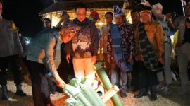 Gubernur Sulawesi Tengah, Anwar Hafid Saat Mengikuti Sejumlah Prosesi Adat Masyarakat Touna di Rumah Adat Pasuli.