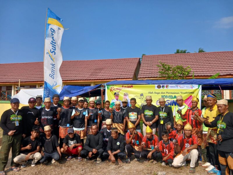 Para Peserta Yang Mengikuti Lomba Gasing Tradisional di Festival Baku Lupi.