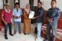 Ketua DPC PJS Touna, Abd. Haris Wartabone Bersama Anggota Saat Menyerahkan Dokumen Organisasi Ke Kesbangpol.