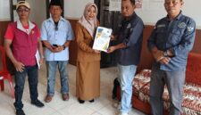 Ketua DPC PJS Touna, Abd. Haris Wartabone Bersama Anggota Saat Menyerahkan Dokumen Organisasi Ke Kesbangpol.