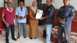 Ketua DPC PJS Touna, Abd. Haris Wartabone Bersama Anggota Saat Menyerahkan Dokumen Organisasi Ke Kesbangpol.