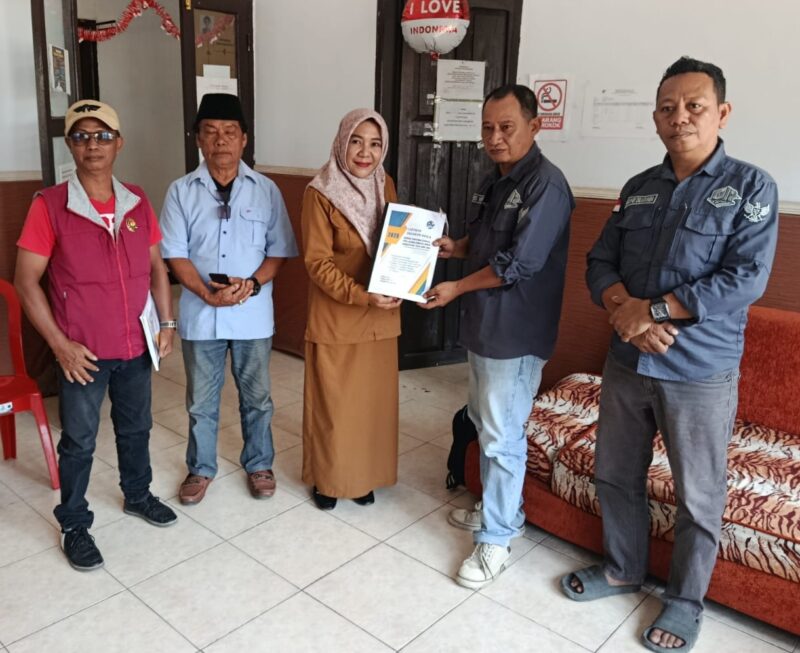 Ketua DPC PJS Touna, Abd. Haris Wartabone Bersama Anggota Saat Menyerahkan Dokumen Organisasi Ke Kesbangpol.