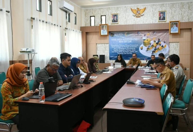Sekda Touna Alfian Matajeng Memimpin Rapat FGD RDTR dan KLHS di Ruang Rapat Kantor Bupati.