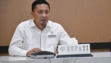 Bupati Touna, Ilham Lawidu Saat Mengikuti Reboan Secara Dering Bersama Kemendagri.