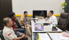Bupati Ilham Lawidu saat menerima kunjungan dari tim pembentukan JMSI Touna di ruang kerjanya.