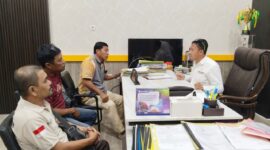 Bupati Ilham Lawidu saat menerima kunjungan dari tim pembentukan JMSI Touna di ruang kerjanya.