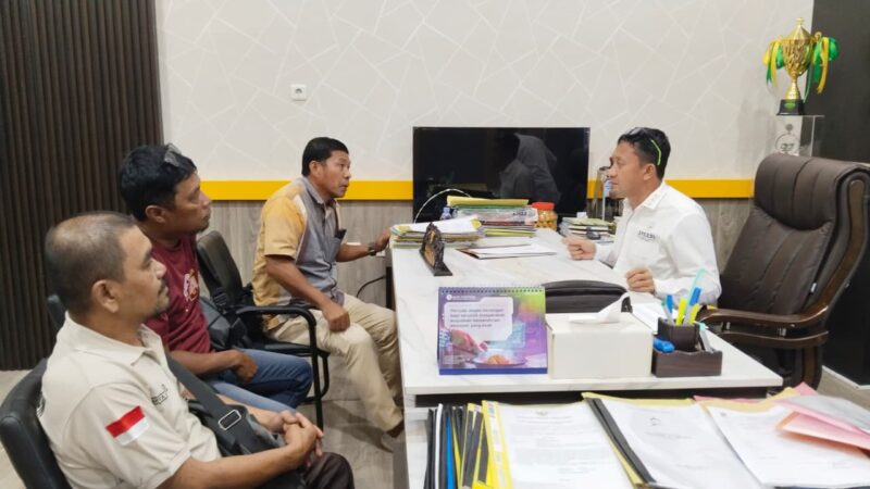 Bupati Ilham Lawidu saat menerima kunjungan dari tim pembentukan JMSI Touna di ruang kerjanya.