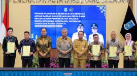 Bupati Ilham Lawidu saat menghadiri penandatanganan kesepakatan bersama antar daerah dan perjanjian kerjasama replika sistem integrasi geospasial informasi tanah dan pajak di Puspemkot Tangsel.