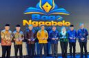 Asisten II Bidang Perekonomian dan Pembangunan Setdakab Touna Mohammad Asrar Mohamad Ali Saat Menerima Penghargaan Pada Acara Anugerah Pendidikan Bago Nggabelo di Palu.
