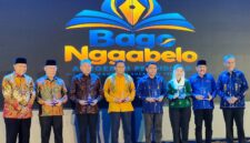 Asisten II Bidang Perekonomian dan Pembangunan Setdakab Touna Mohammad Asrar Mohamad Ali Saat Menerima Penghargaan Pada Acara Anugerah Pendidikan Bago Nggabelo di Palu.