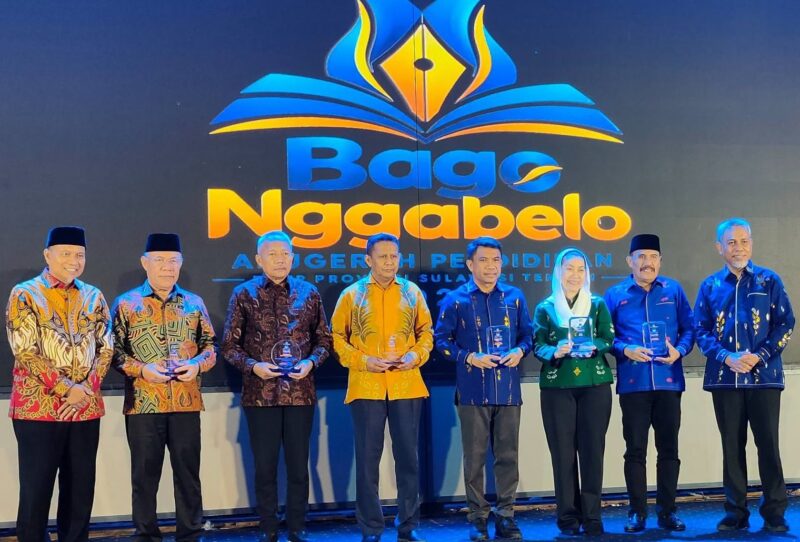 Asisten II Bidang Perekonomian dan Pembangunan Setdakab Touna Mohammad Asrar Mohamad Ali Saat Menerima Penghargaan Pada Acara Anugerah Pendidikan Bago Nggabelo di Palu.