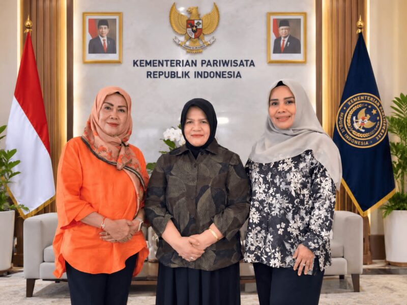 Wabup Touna, Surya Lapasiri Saat Melakukan Kunjungan ke Kementerian Pariwisata Guna Membahas Persiapan Kabupaten Touna Mengikuti Word Travel Market.