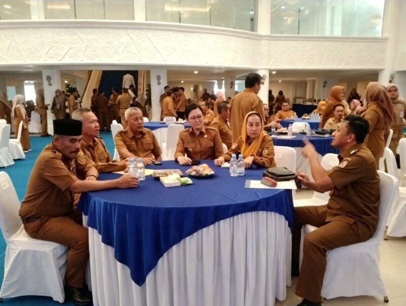 Bupati Touna, Ilham Lawidu Saat Menghadiri Rapat Koordinasi Percepatan Program 3 Juta Rumah di Rujab Gubernur Sulteng.