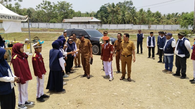 Bupati Ilham Lawidu Saat Menghadiri Open House Memperingati Satu Tahun Berdirinya Sekolah Rakyat.