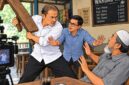 Foto Ilustrasi : Pelaku Saat Mengangkat Bangku dan Memberikan Perkataan Pengancaman Kepada Korban di Salah Satu Warung Kopi Yang Ada di Kelurahan Uemalingku.