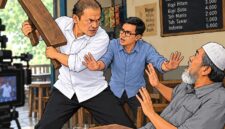 Foto Ilustrasi : Pelaku Saat Mengangkat Bangku dan Memberikan Perkataan Pengancaman Kepada Korban di Salah Satu Warung Kopi Yang Ada di Kelurahan Uemalingku.