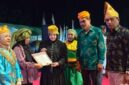 Wakil Bupati, Surya Lapasiri Saat Menyerahkan Penghargaan Kepada Peserta Yang Telah Memenangi Lomba Pada Festival Bakulupi.