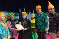 Wakil Bupati, Surya Lapasiri Saat Menyerahkan Penghargaan Kepada Peserta Yang Telah Memenangi Lomba Pada Festival Bakulupi.