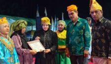 Wakil Bupati, Surya Lapasiri Saat Menyerahkan Penghargaan Kepada Peserta Yang Telah Memenangi Lomba Pada Festival Bakulupi.