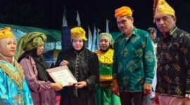 Wakil Bupati, Surya Lapasiri Saat Menyerahkan Penghargaan Kepada Peserta Yang Telah Memenangi Lomba Pada Festival Bakulupi.