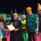 Wakil Bupati, Surya Lapasiri Saat Menyerahkan Penghargaan Kepada Peserta Yang Telah Memenangi Lomba Pada Festival Bakulupi.