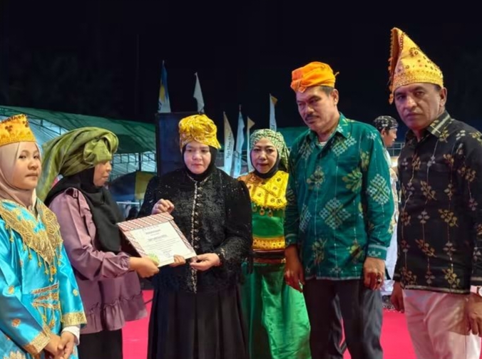 Wakil Bupati, Surya Lapasiri Saat Menyerahkan Penghargaan Kepada Peserta Yang Telah Memenangi Lomba Pada Festival Bakulupi.
