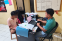 Seorang Pemuda Berinisial SP (28) tahun Warga Desa Taningkola Saat di Amankan dan di Mintai Keterangan di Polres Touna.