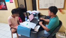 Seorang Pemuda Berinisial SP (28) tahun Warga Desa Taningkola Saat di Amankan dan di Mintai Keterangan di Polres Touna.