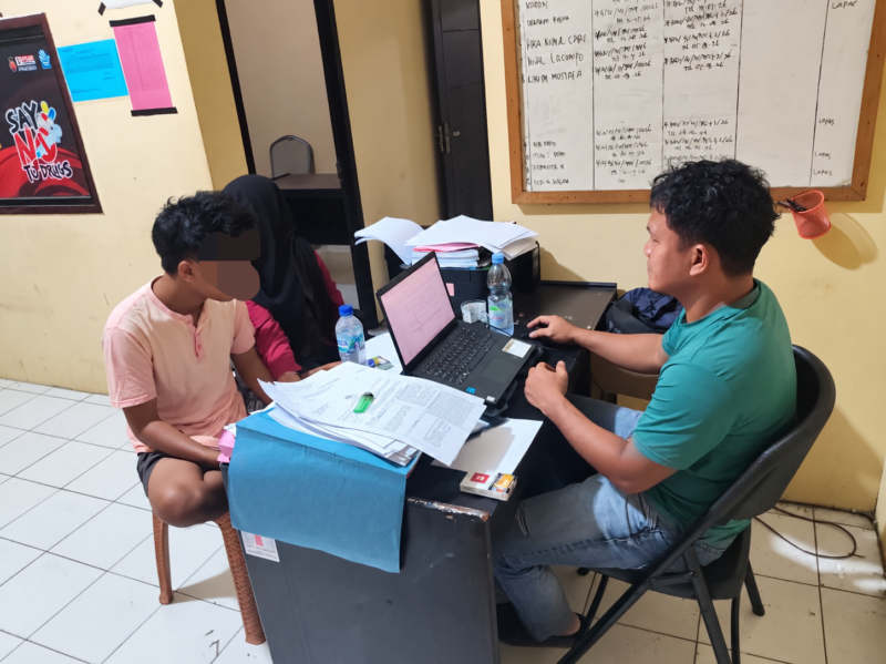Seorang Pemuda Berinisial SP (28) tahun Warga Desa Taningkola Saat di Amankan dan di Mintai Keterangan di Polres Touna.