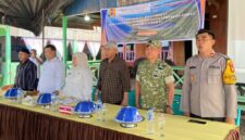 Wakil Bupati Surya Lapasiri Saat Menghadiri Sosialisasi Kajian Penetapan Garis Sempadan Danau Banano di Kecamatan Tojo.