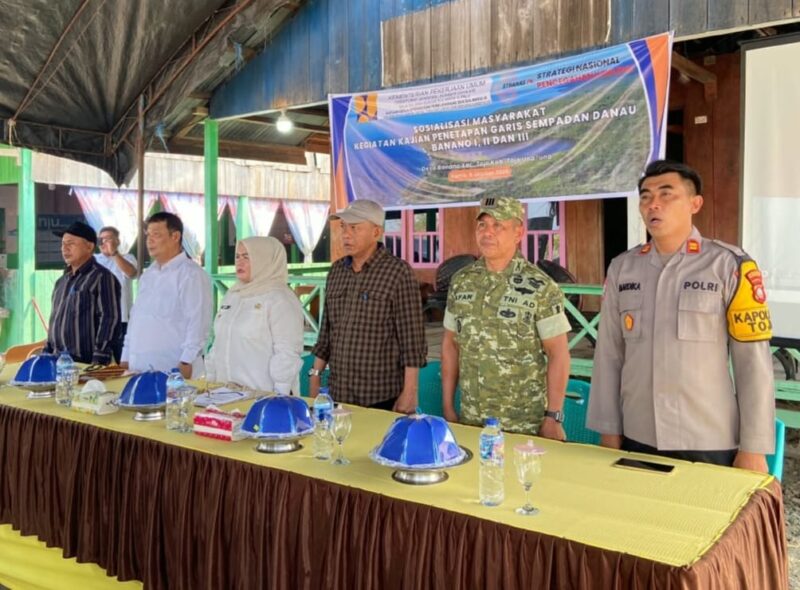 Wakil Bupati Surya Lapasiri Saat Menghadiri Sosialisasi Kajian Penetapan Garis Sempadan Danau Banano di Kecamatan Tojo.