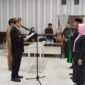 Sekda Alfian Matajeng Saat Mengambil Sumpah Jabatan Pimpinan Tinggi Pratama.