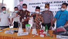 Kejari Touna bersama unsur terkait saat memusnahkan barang bukti perkara pidana sebagai bentuk pelaksanaan putusan hukum yang telah berkekuatan hukum tetap.