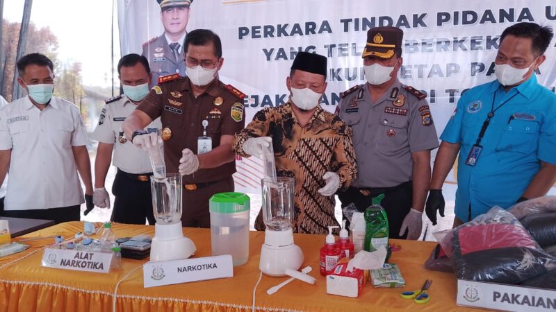 Kejari Touna bersama unsur terkait saat memusnahkan barang bukti perkara pidana sebagai bentuk pelaksanaan putusan hukum yang telah berkekuatan hukum tetap.