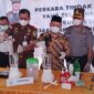 Kejari Touna bersama unsur terkait saat memusnahkan barang bukti perkara pidana sebagai bentuk pelaksanaan putusan hukum yang telah berkekuatan hukum tetap.