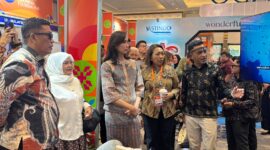 Menteri Pariwisata Widiyanti Putri Wardhana mengunjungi boot Pemda Touna dalam ajang WITF di JIEXPO Kemayoran Jakarta, Kamis (15/10/2026).