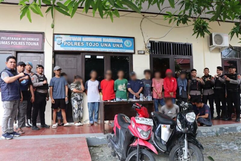 14 orang pelaku narkoba beserta alat hisap berhasil di amanakan di Polres Touna.