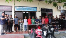 14 orang pelaku beserta barang bukti saat di amankan di Polres Touna.