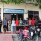 14 orang pelaku beserta barang bukti saat di amankan di Polres Touna.
