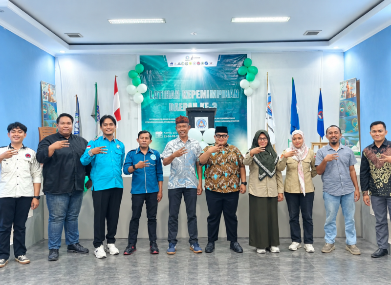 Staf Ahli Bidang Kemasyarakatan dan Sumber Daya Manusia Sekretariat Daerah Kabupaten Touna, Ishak W. Kanali Mewakili Bupati Hadir Sekaligus membuka kegiatan Latihan Kepemimpinan Daerah (LKD) Himpunan Mahasiswa Manajemen PSDKU Universitas Tadulako.